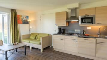 Een koelkast, een magnetron, een kookplaat, een vaatwasser