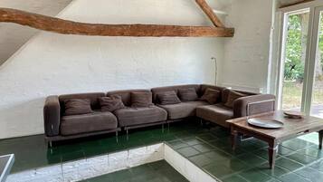 Een televisie, een open haard en een tafeltennistafel