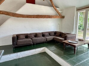 Een televisie, een open haard en een tafeltennistafel