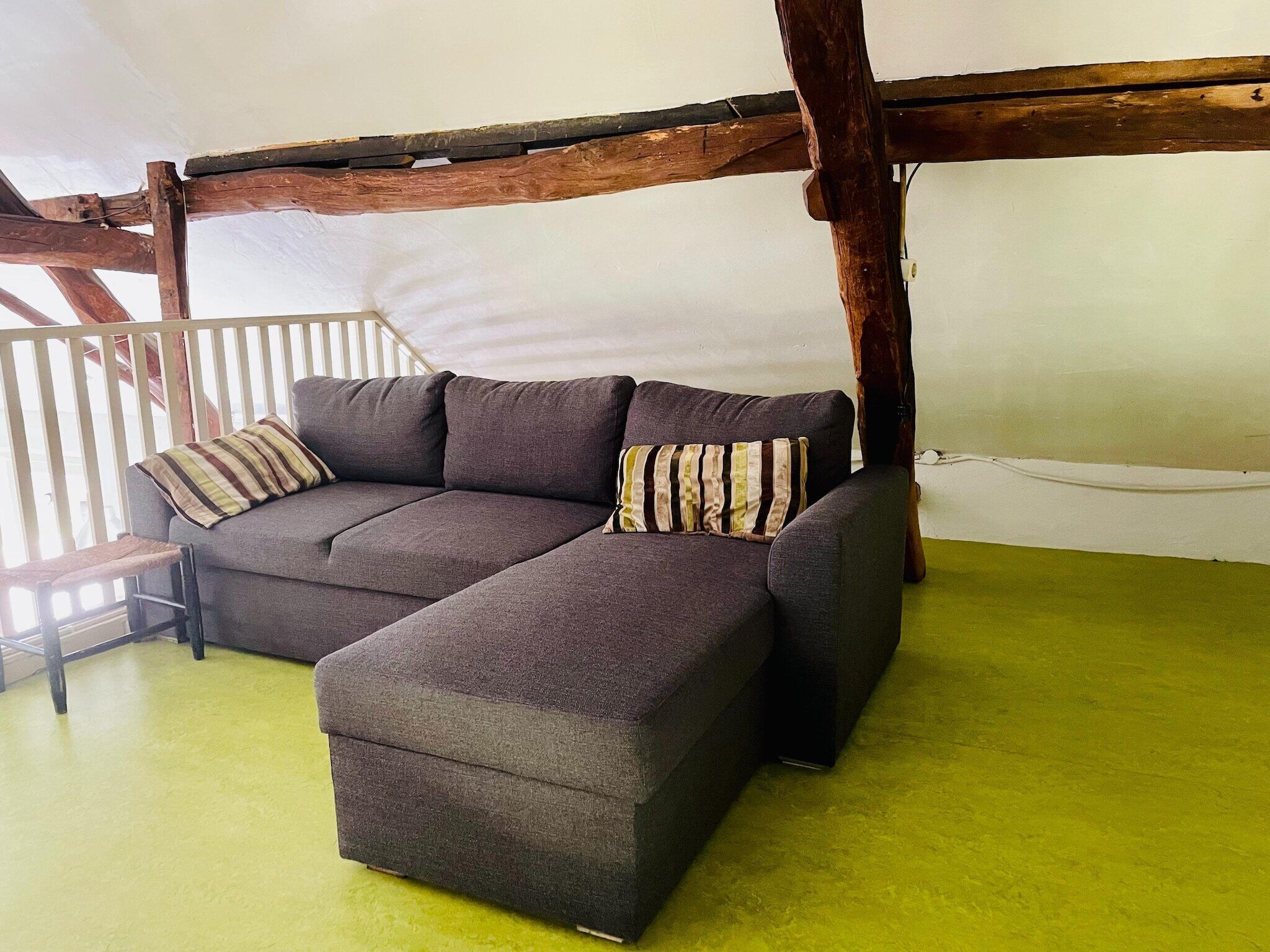 Een televisie, een open haard en een tafeltennistafel