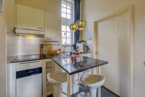 Réfrigérateur, four à micro-ondes, un four, surface de cuisson