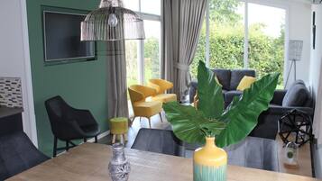 Een televisie en een open haard