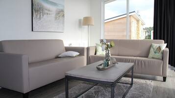 Een televisie en een open haard