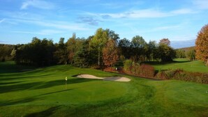 A golf course with a clear sky, trees, and a well-maintained green. - Farmhouse Wijlre near Scenic Lake (Wijlre)