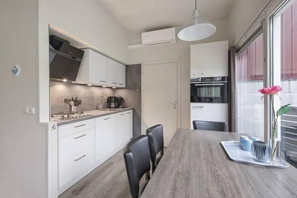 Fridge, microwave, stovetop, dishwasher