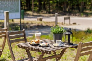Outdoor dining - Chalet Near Trails & Forest (Hoenderloo)
