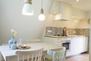 Mikrobølgeovn, kokeplater, oppvaskmaskin og kaffetrakter/tekoker