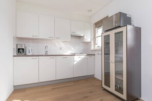 Jääkaappi, liesi, astianpesukone, kahvin-/teenkeitin