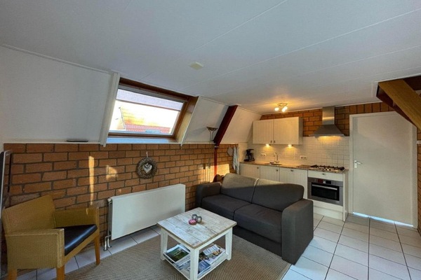 Een televisie, een open haard, een dvd-speler en een stereo