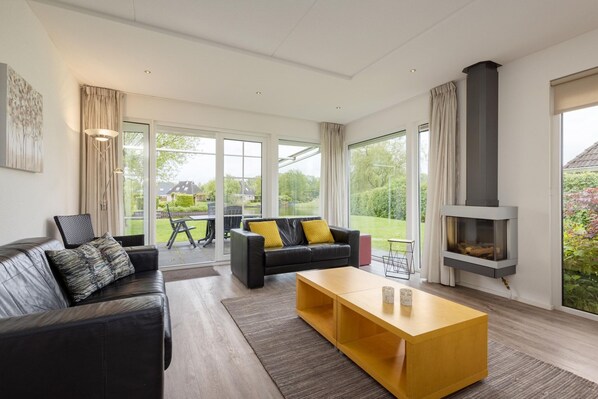 Smart TV, DVD player - Relaxing Getaway on the Water (Eernewoud)