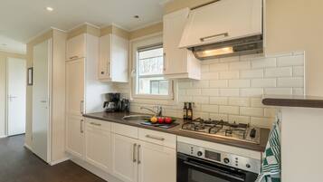 Mikrovågsugn, diskmaskin, kaffe- och tebryggare och barnstol