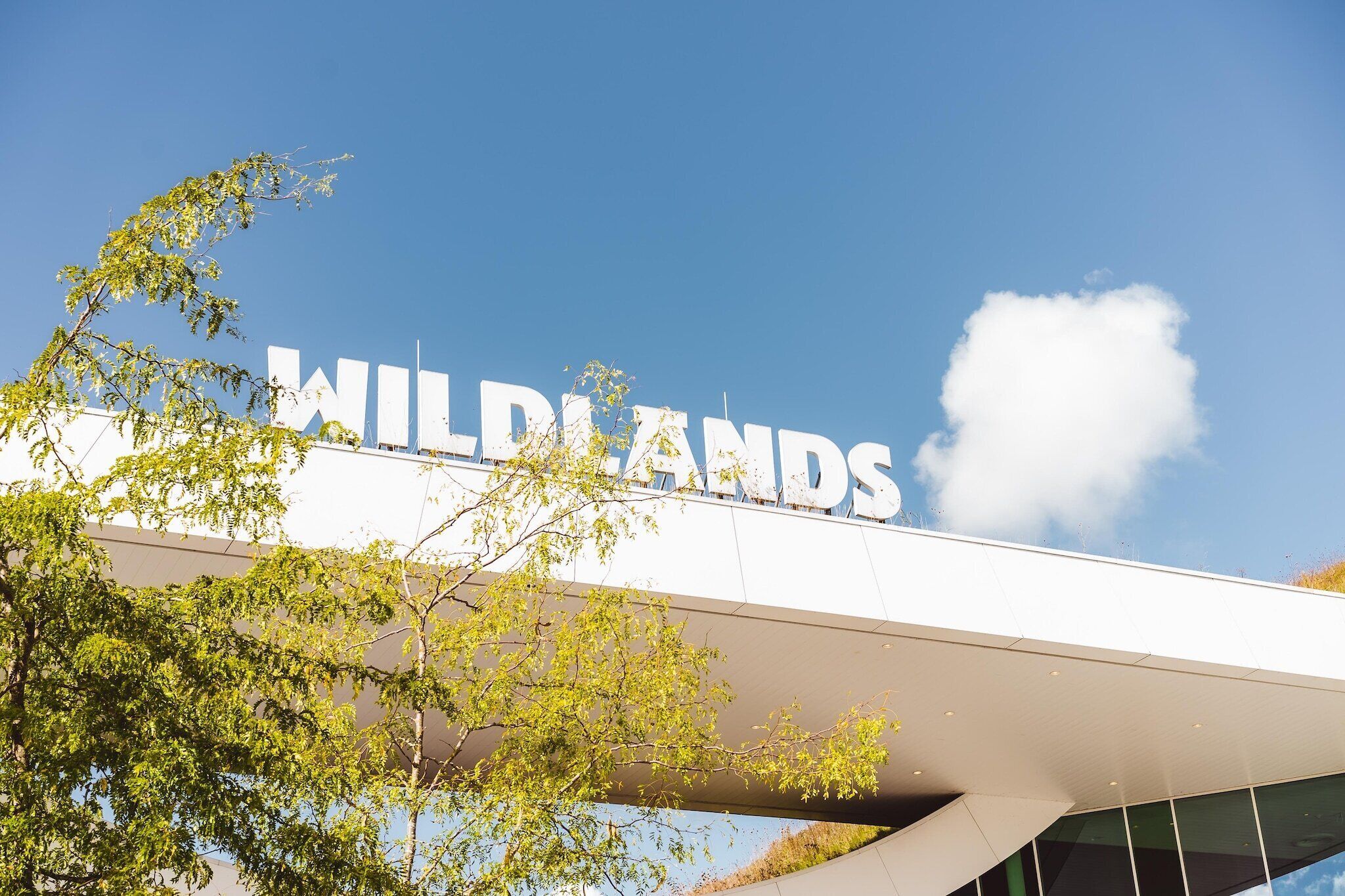 En bygning med skiltet "WILDLANDS" på taget.
