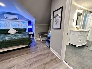 5 bedrooms, desk, iron/ironing board, free WiFi - Peaceful Giant House close to city (Carnegie)