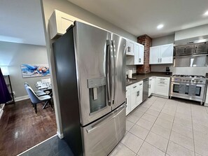 Fridge, microwave, oven, stovetop - Peaceful Giant House close to city (Carnegie)