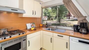 Een koelkast, een microgolfoven, een kookplaat, een vaatwasser