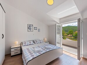 4 bedrooms, iron/ironing board, WiFi