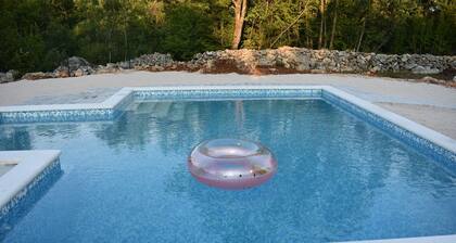 Villa in Neoric with Pool and Bubble Bath