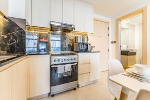 Kaffetrakter/tekoker, kjøleskap, mikrobølgeovn og ovn