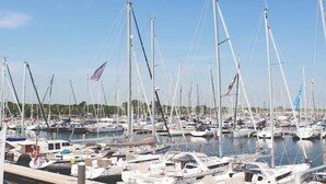 Una marina con numerosi velieri ormeggiati in acque calme.