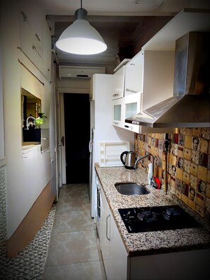 Fridge, stovetop - Mimoza İstiklal Apart hotel (Istanbul)