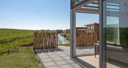 Nachhaltige Lodge am Wasser im Water Village