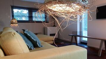 Una Smart TV, una chimenea