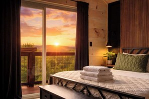 4 bedrooms, iron/ironing board, travel cot, WiFi - Incredible Sunset Views | Organic Decor | Arcades (Sevierville)