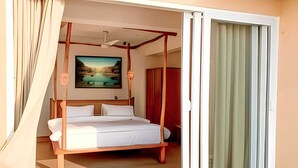 Un dormitorio con cama, un cuadro en la pared y una puerta corredera de vidrio.