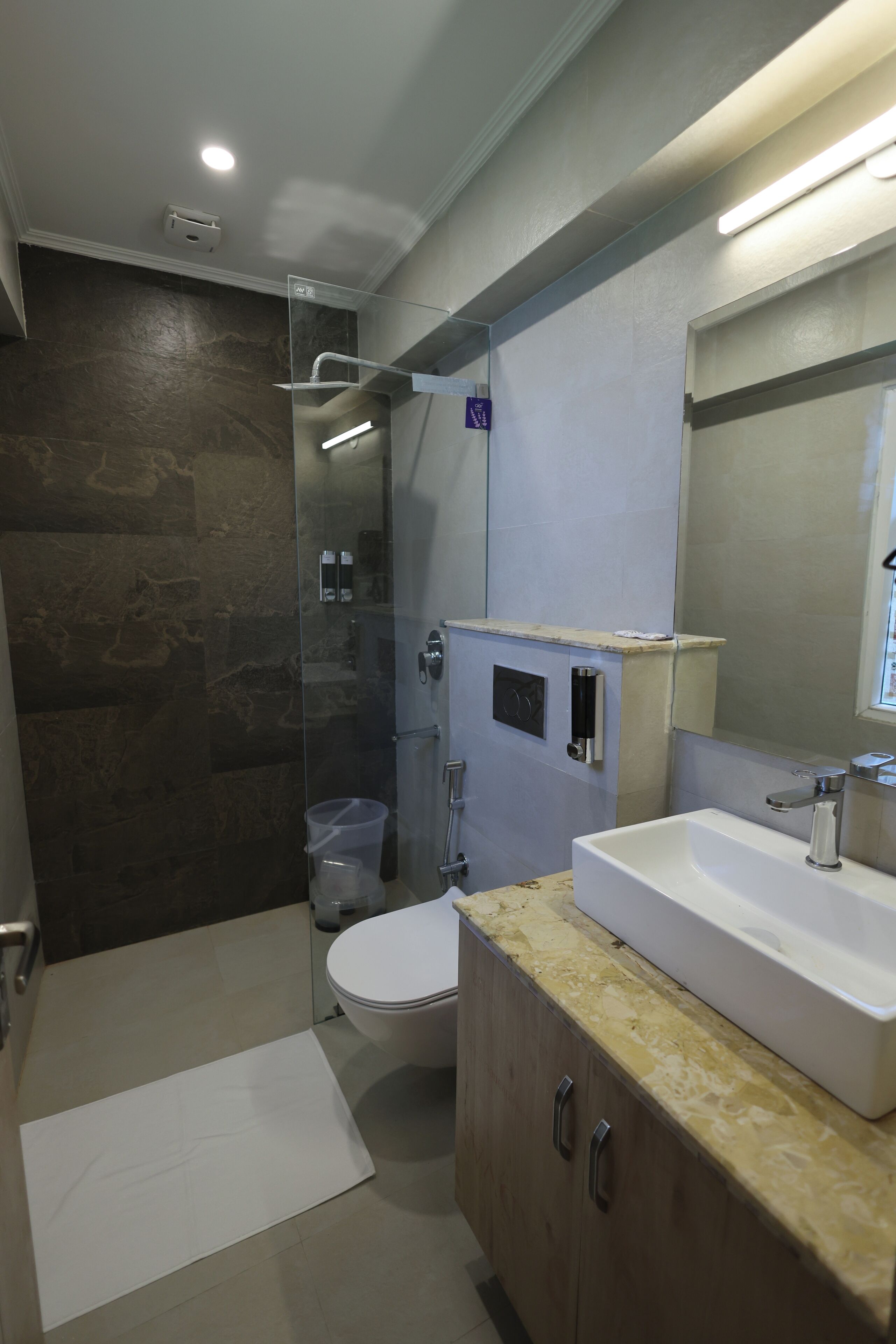 Shower, rainfall showerhead, free toiletries, hair dryer