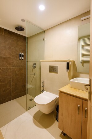 Zuhanyzó, esőzuhany, ingyenes piperecikkek és hajszárító