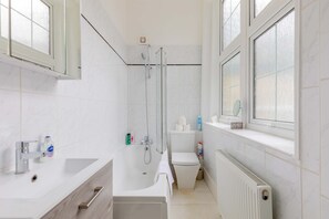 Shower, hair dryer - Lovely 2BD Flat near Regents Park, Marylebone (Greater London)