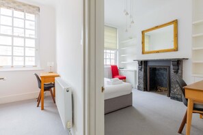 2 bedrooms, desk, iron/ironing board, WiFi