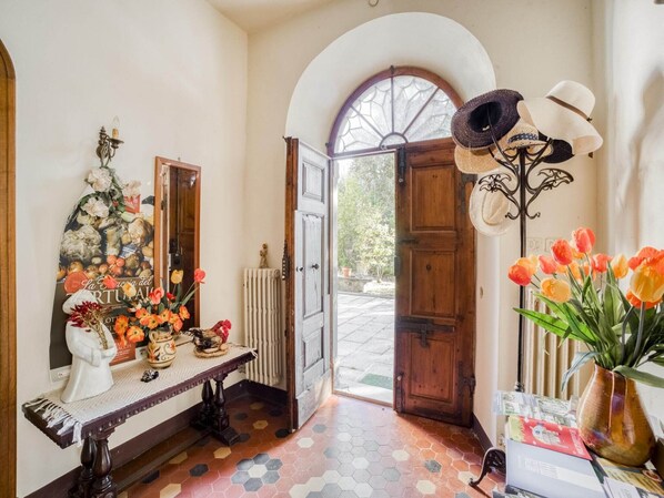 المنشأة من الداخل