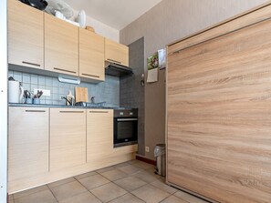 Microwave, oven, stovetop, coffee/tea maker - Studio in Ostend with Stunning Sea Views (Oostende)