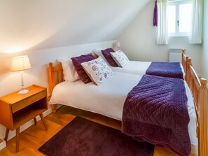 5 bedrooms, WiFi - Holiday Home in Treignes for 9 Person (Treignes)
