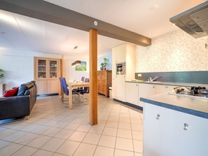 Fridge, microwave, stovetop, dishwasher - Spacious Group Getaway with Garden (Ulestraten)