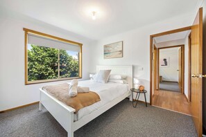 3 bedrooms, iron/ironing board, WiFi, bed sheets - Tasteful 3BR On Towong, Alfredton (Alfredton)