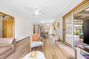 TV - Tasteful 3BR On Towong, Alfredton (Alfredton)