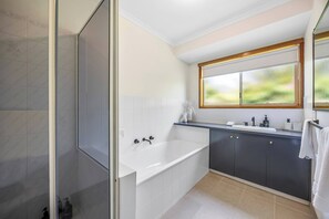 Shower, hair dryer, towels - Tasteful 3BR On Towong, Alfredton (Alfredton)
