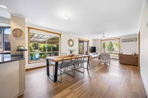 Dining - Tasteful 3BR On Towong, Alfredton (Alfredton)