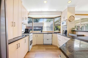 Fridge, microwave, oven, stovetop - Tasteful 3BR On Towong, Alfredton (Alfredton)