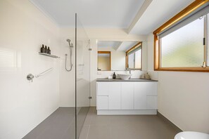 Dusj, hårføner og håndklær