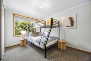 3 bedrooms, iron/ironing board, WiFi, bed sheets - Tasteful 3BR On Towong, Alfredton (Alfredton)