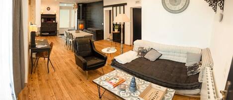 Smart TV, lareira, mesa de pingue-pongue, aparelho de som