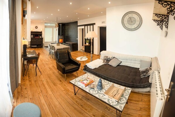 Smart TV, chimenea, mesa de ping pong, estéreo