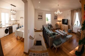 Smart TV, chimenea, mesa de ping pong, estéreo