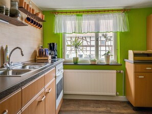 Fridge, oven, stovetop, coffee/tea maker - Cozy Family Apartment (Braunichswalde)
