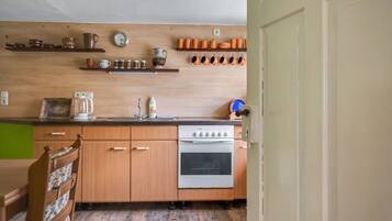 Een koelkast, een oven, een kookplaat, een koffiezetapparaat/waterkoker