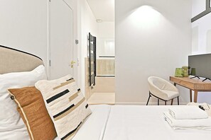 1 bedroom, iron/ironing board, travel cot, WiFi - New flat with AC Porte Maillot/Arc de Triomphe (Paris)