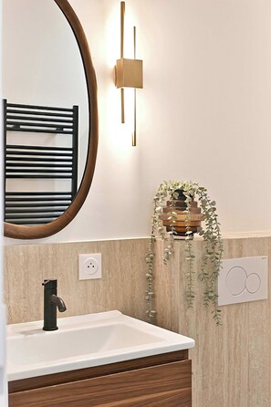 Shower, hair dryer, towels, shampoo - New flat with AC Porte Maillot/Arc de Triomphe (Paris)